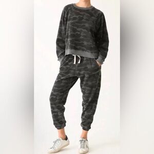 ♥️ Electric & Rose black camo set NWT